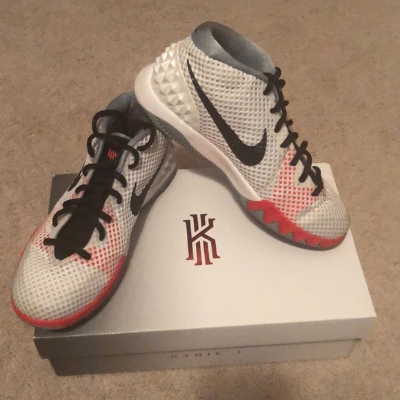 kyrie 1 home